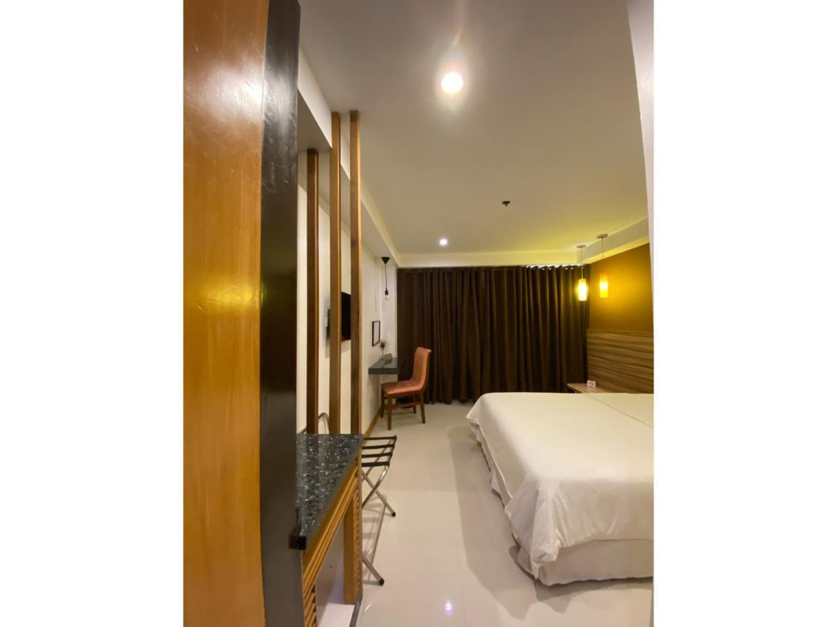 Capital O 820 Guijo Suites Makati Manila Kültér fotó