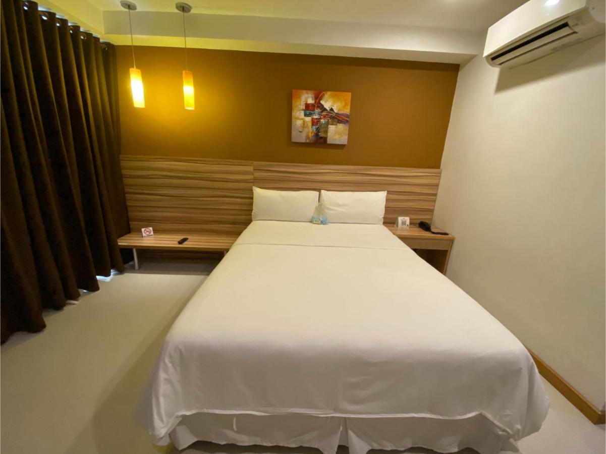 Capital O 820 Guijo Suites Makati Manila Kültér fotó