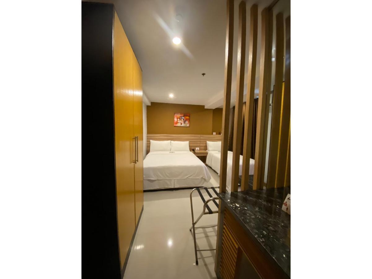 Capital O 820 Guijo Suites Makati Manila Kültér fotó