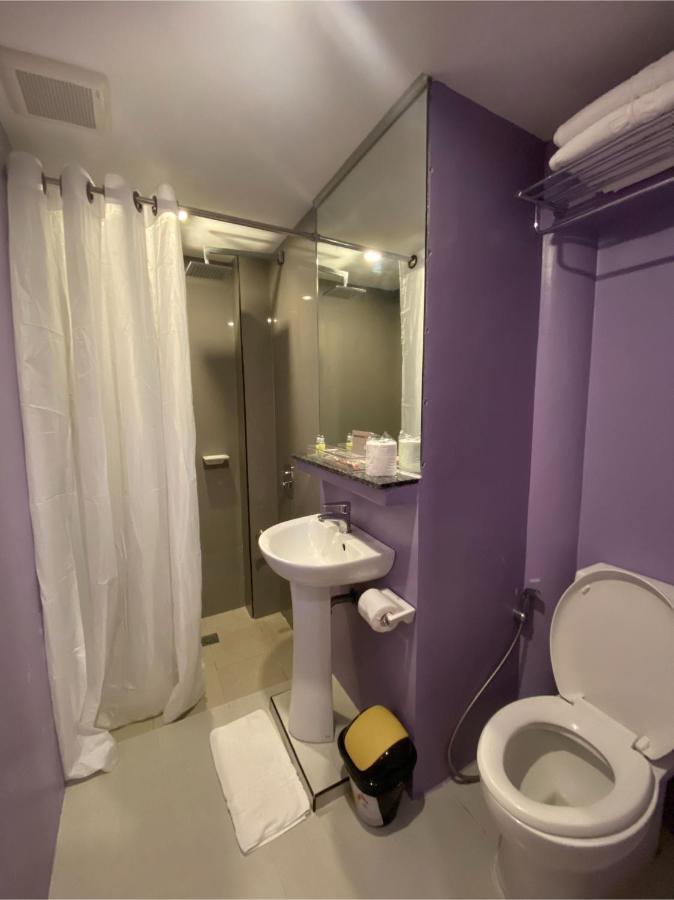 Capital O 820 Guijo Suites Makati Manila Kültér fotó