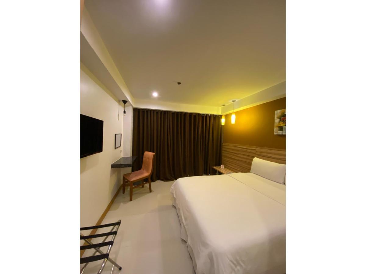 Capital O 820 Guijo Suites Makati Manila Kültér fotó