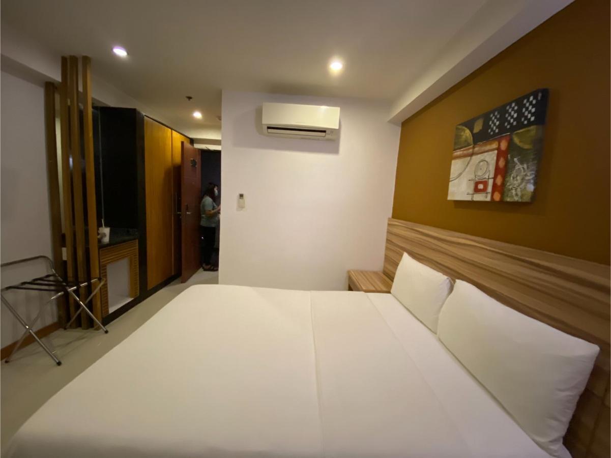 Capital O 820 Guijo Suites Makati Manila Kültér fotó